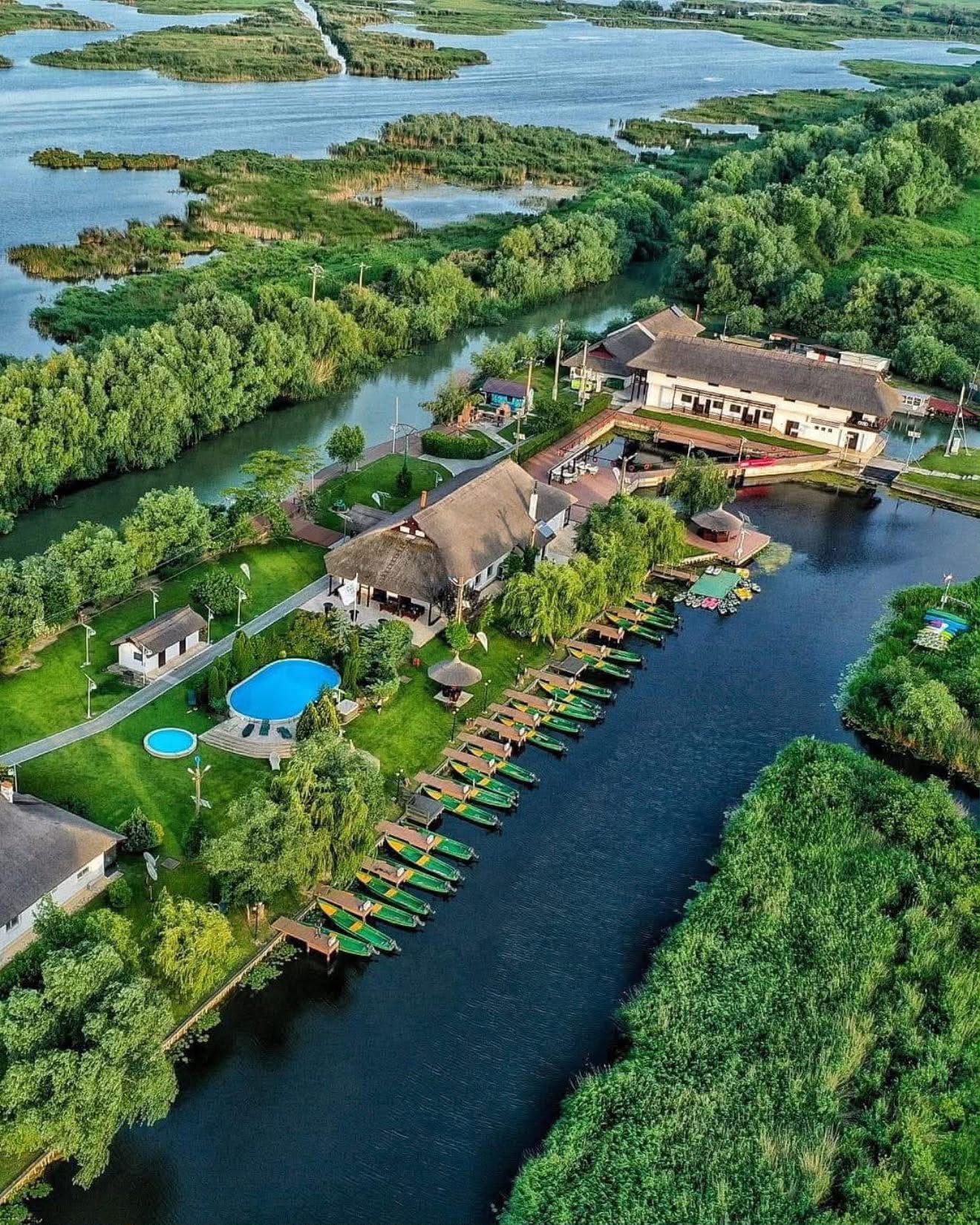 Vedere aeriana asupra resortului Holbina